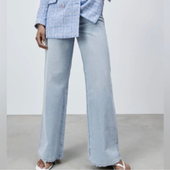 Zara Denim - Zara Women’s Light Wash Wide Leg High
Rise Dad Jeans Size 6